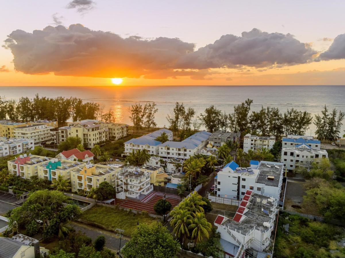 Les Cerisiers Beach Residence, Cosy And Modern 3 Bedroom Apartment Located 50 Metres From The Beach And From All Amenities And Restaurants On The Coastal Road Flic-en-Flacq Exterior foto